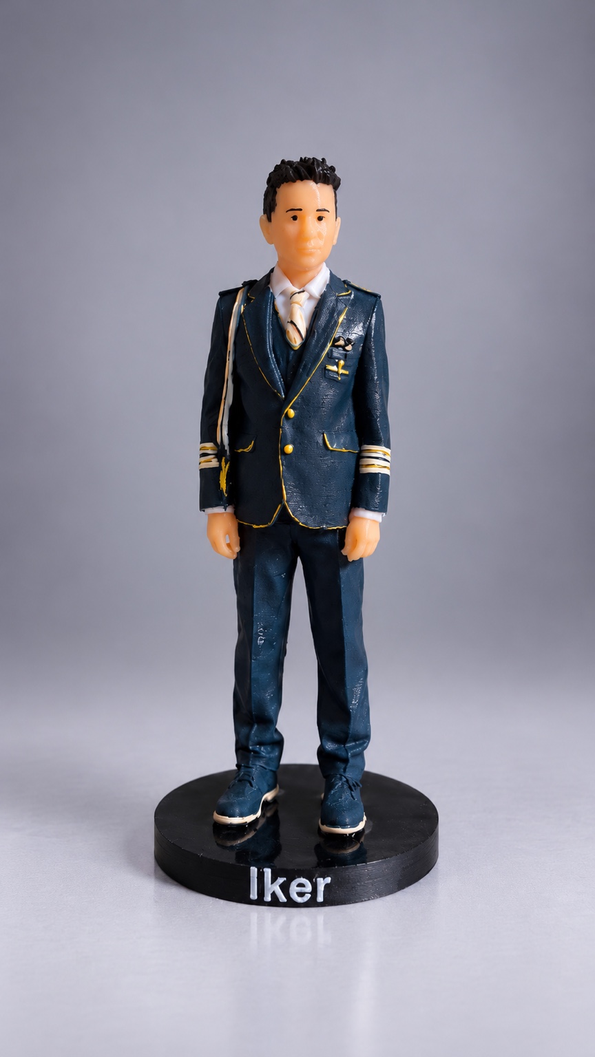 Figura de Iker con traje azul y detalles dorados