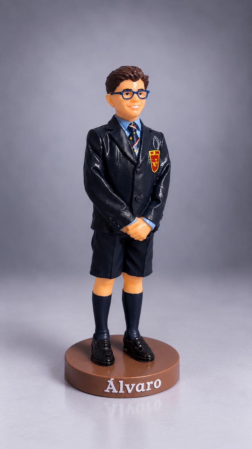 Figura de Álvaro con gafas y traje azul