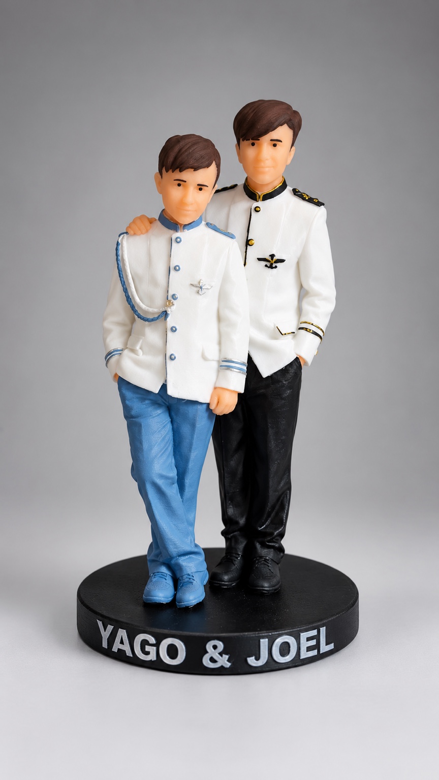 Dos figuras de Yago y Joel sobre una peana compartida